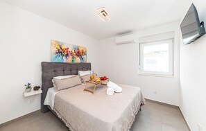 3 habitaciones, tabla de planchar con plancha y cuna de viaje 