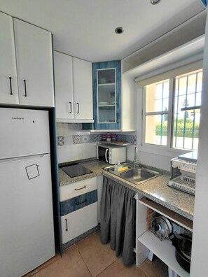 Coffee/tea maker, fridge, microwave, oven