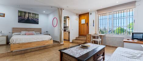 アイロン / アイロン台、WiFi (無料)、ベッドシーツ