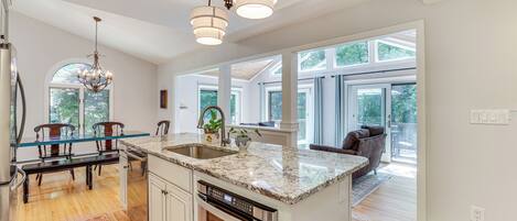 Fridge, microwave, stovetop, dishwasher