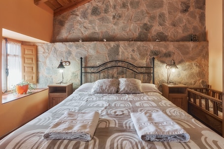 2 bedrooms, iron/ironing board, free WiFi, bed sheets. Country Home 'Entre Valles' with Mountain View, Private Terrace and Wi-Fi