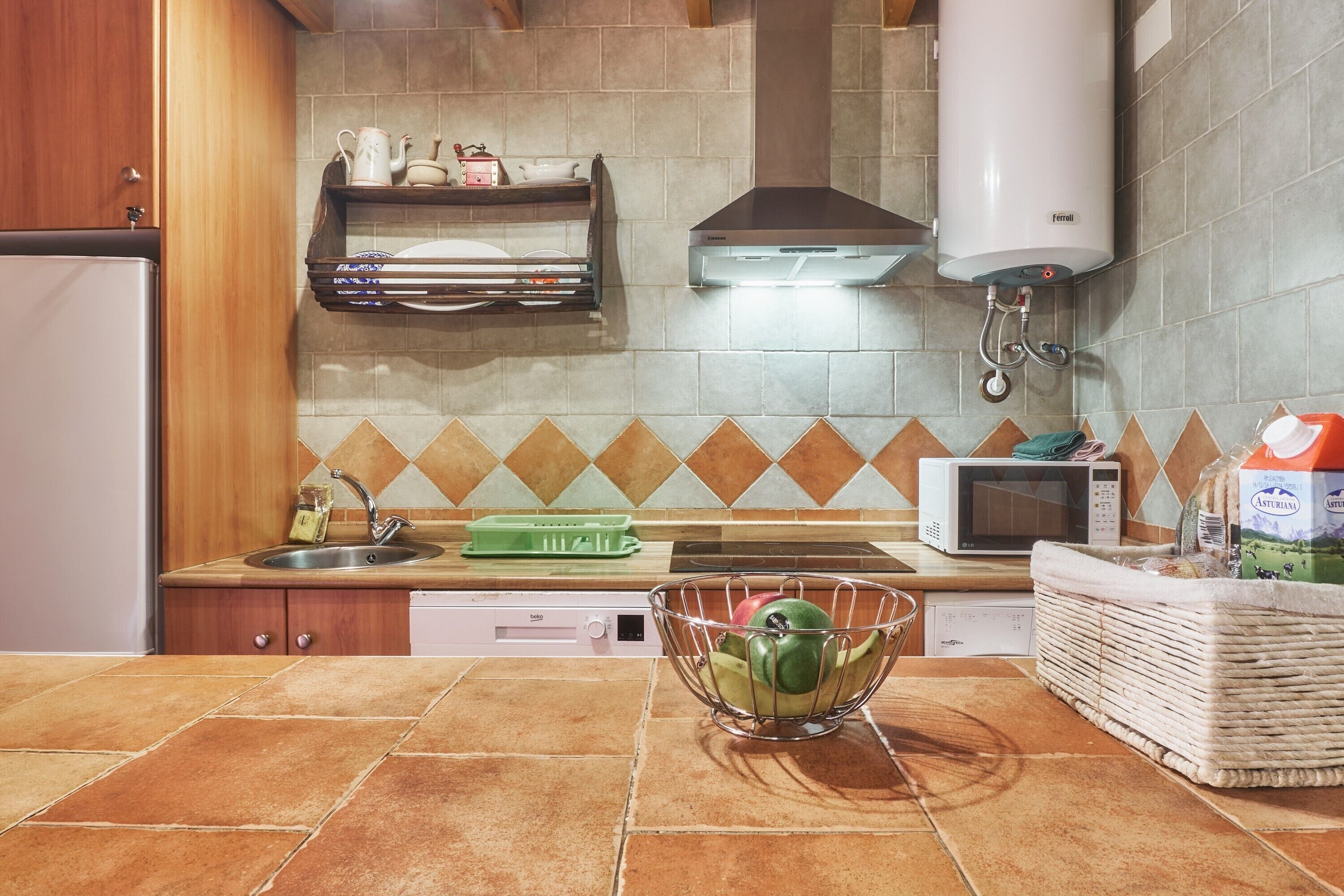 Refrigerador, microondas, placa de cocina, lavavajillas