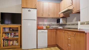Fridge, microwave, stovetop, dishwasher