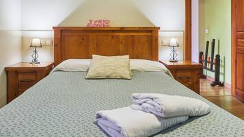 1 slaapkamer, een strijkplank/strijkijzer, gratis wifi, beddengoed