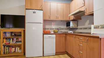 Een koelkast, een magnetron, een kookplaat, een vaatwasser