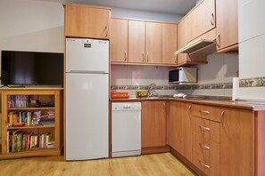 Réfrigérateur, micro-ondes, plaque de cuisson, lave-vaisselle