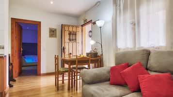 Een televisie, een open haard, een dvd-speler en een stereo