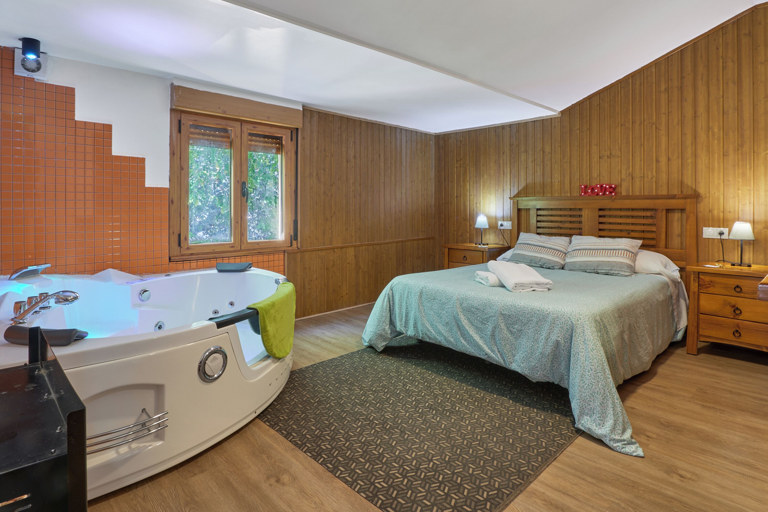 1 slaapkamer, een strijkplank/strijkijzer, gratis wifi, beddengoed