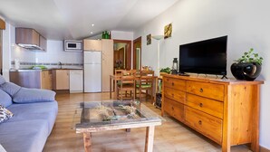 A modern apartment with a kitchen, dining area, and living room. - Country Home 'Aguas Frías I' with Mountain View, Private Terrace and Wi-Fi (La Omañuela)