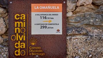 Un cartel con las distancias a Villafranca del Bierzo y Santiago de Compostela.
