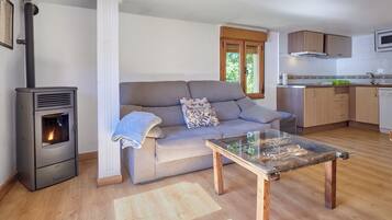 Een televisie, een open haard, een dvd-speler en een stereo