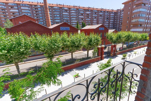 Apartment 'Entrevías Lodging' with Balcony and Wi-Fi
