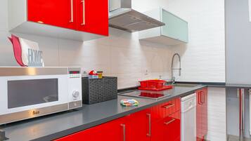 Kylskåp, mikrovågsugn, spishäll och diskmaskin