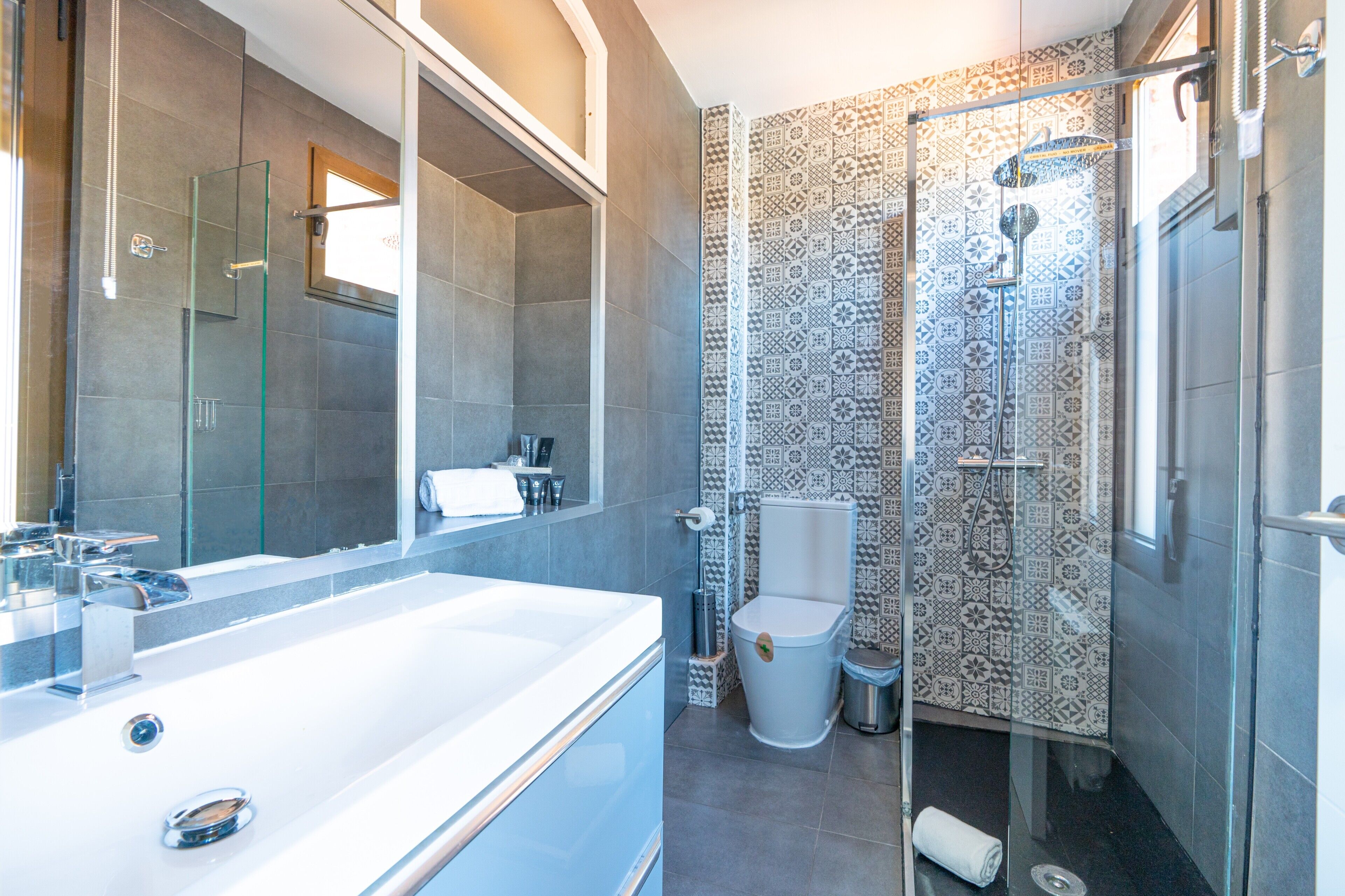 Een douche, een haardroger, handdoeken