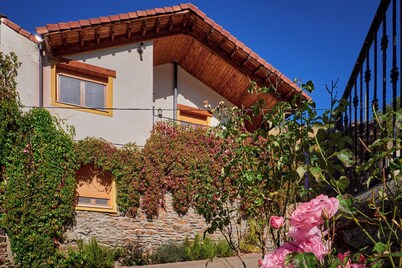 Casa 'Aguas Frías 3' con vistas a la montaña, jardín privado y Wi-Fi