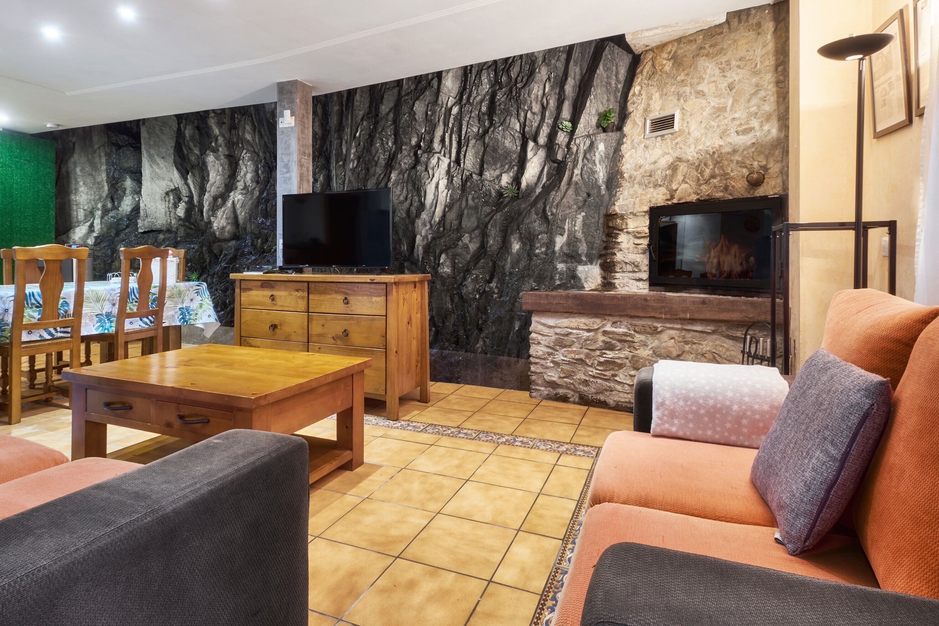 TV, peis, DVD-spiller og stereoanlegg