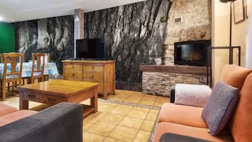 TV, peis, DVD-spiller og stereoanlegg