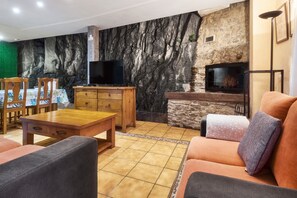 TV, fireplace, DVD player, stereo - House 'Aguas Frías 3' with Mountain Views, Private Garden and Wi-Fi (La Omañuela)