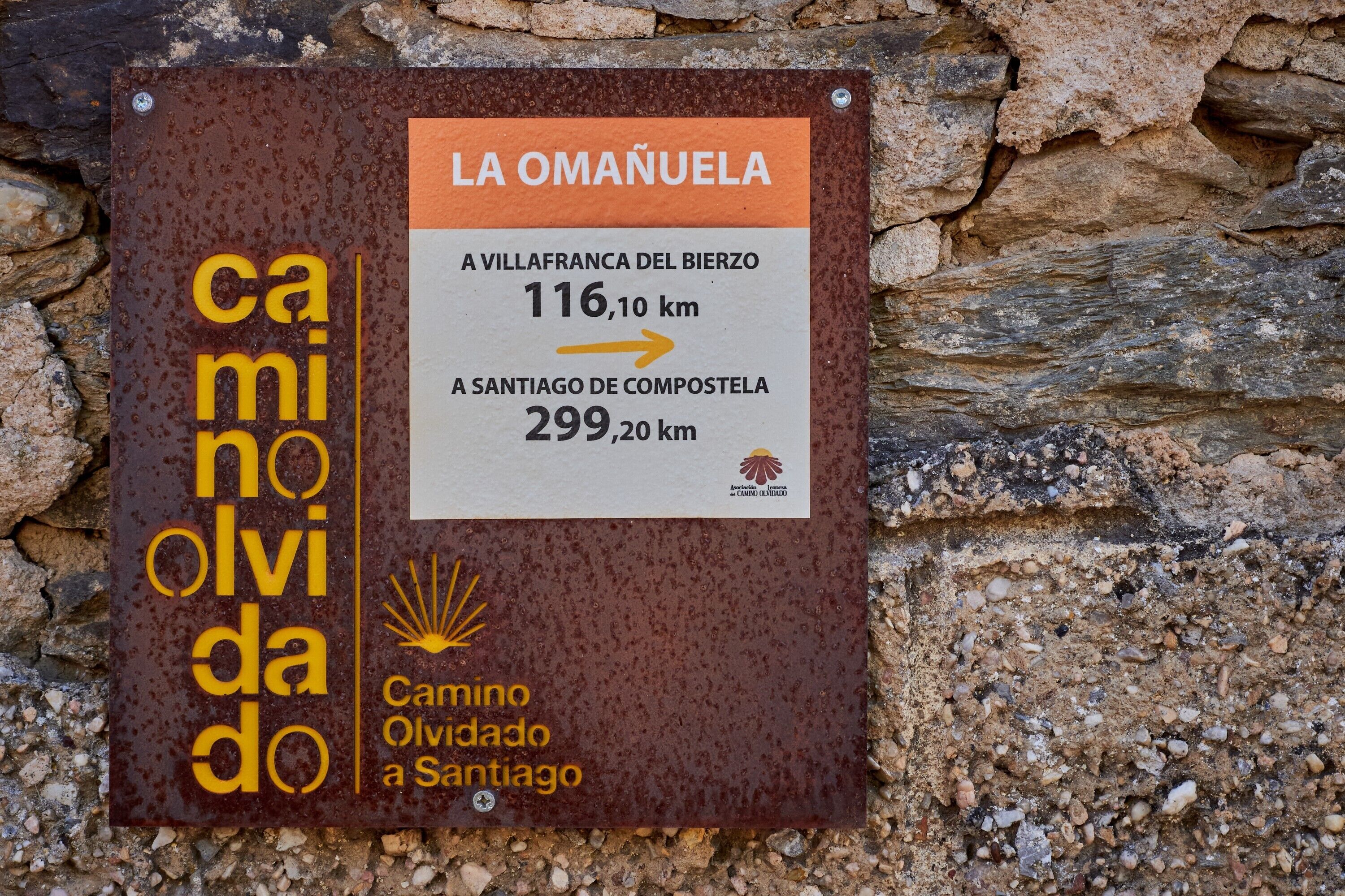 Ein Schild mit den Entfernungen nach Villafranca del Bierzo und Santiago de Compostela.