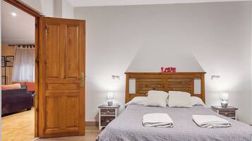 2 slaapkamers, een strijkplank/strijkijzer, gratis wifi, beddengoed