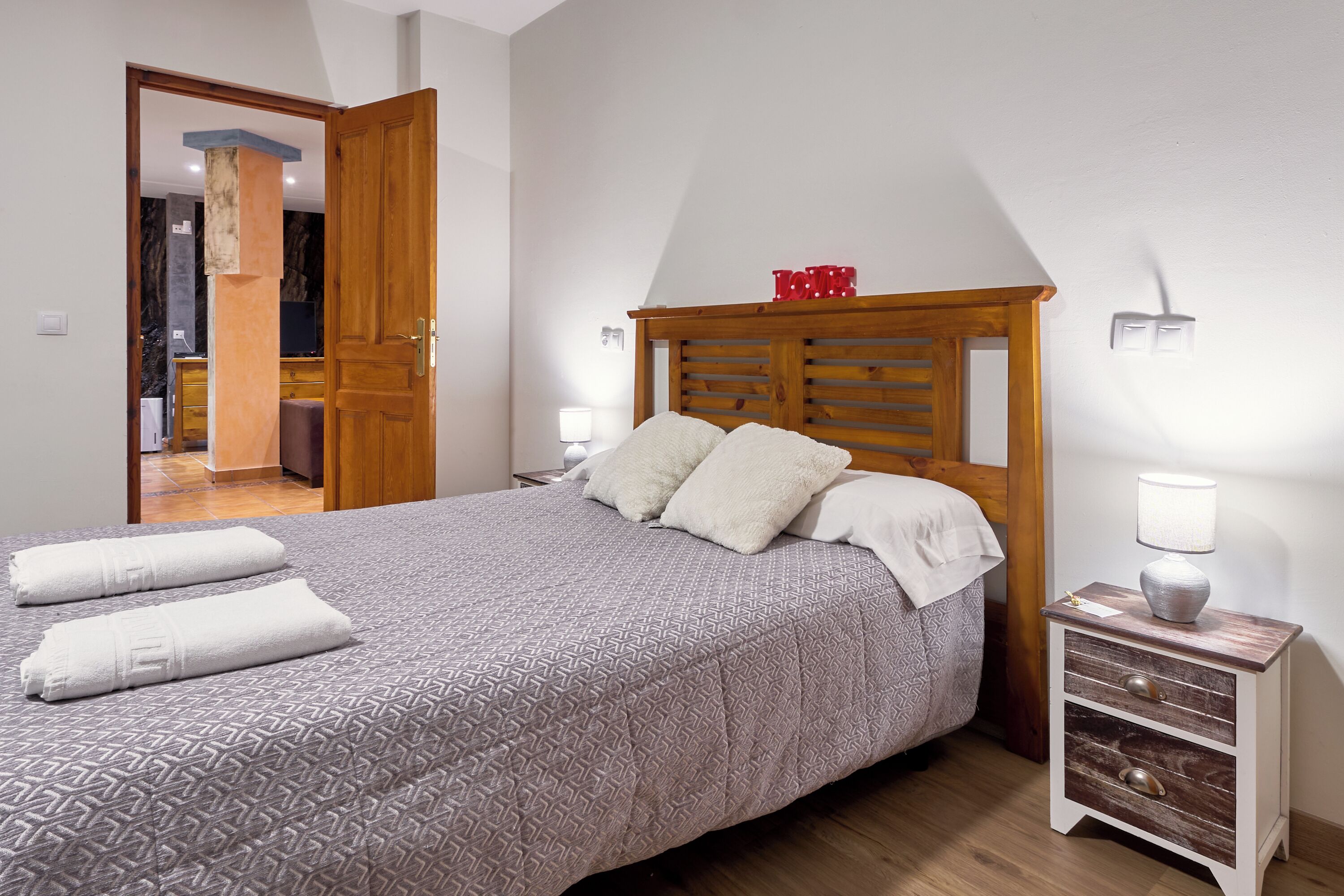 2 slaapkamers, een strijkplank/strijkijzer, gratis wifi, beddengoed