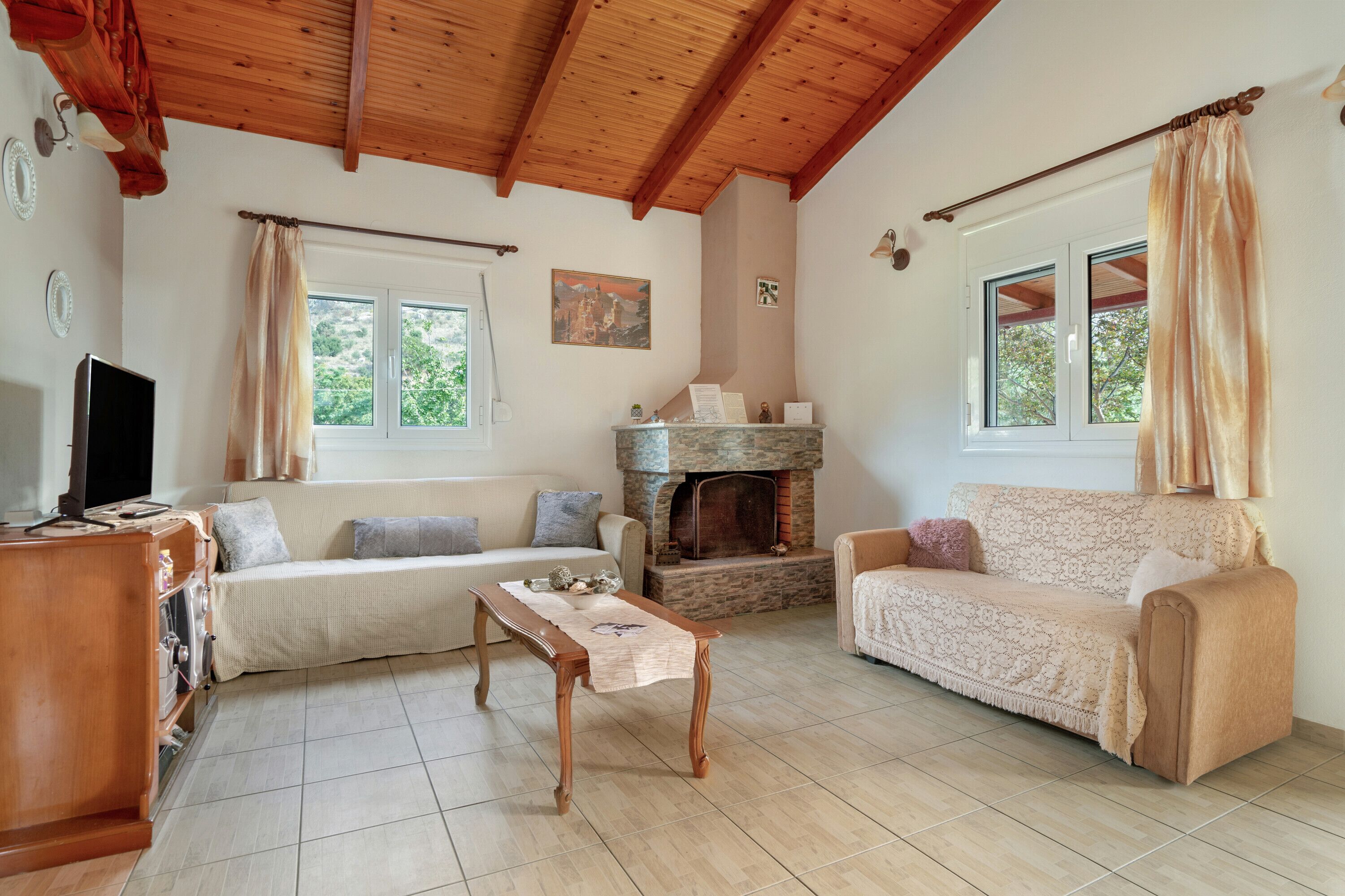 Fernseher, Kamin, Stereoanlage