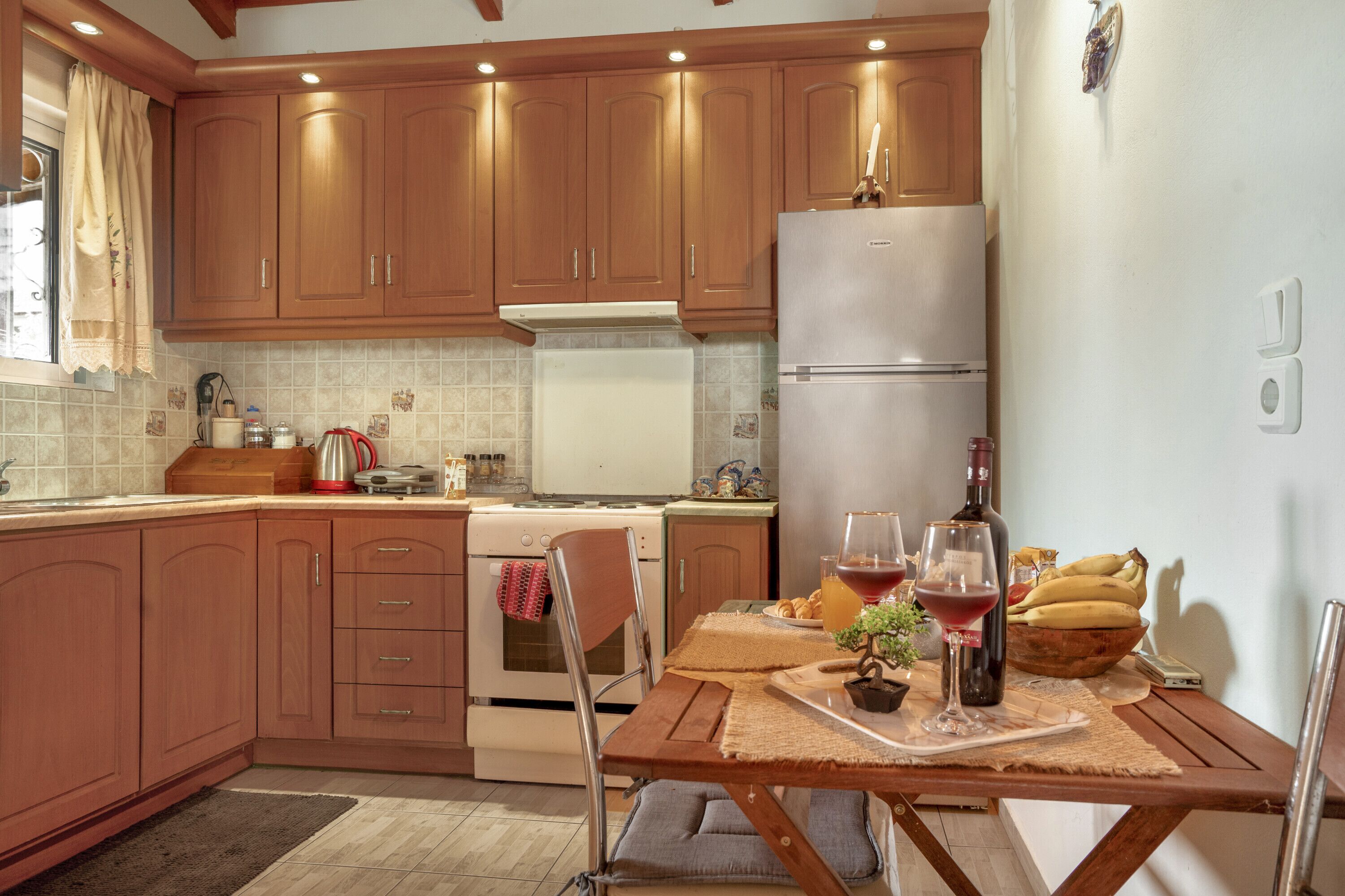 Refrigerador, horno, parrilla de estufa y cafetera y tetera 