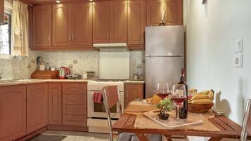 Refrigerador, horno, parrilla de estufa y cafetera y tetera