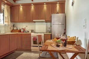 Refrigerador, horno, parrilla de estufa y cafetera y tetera