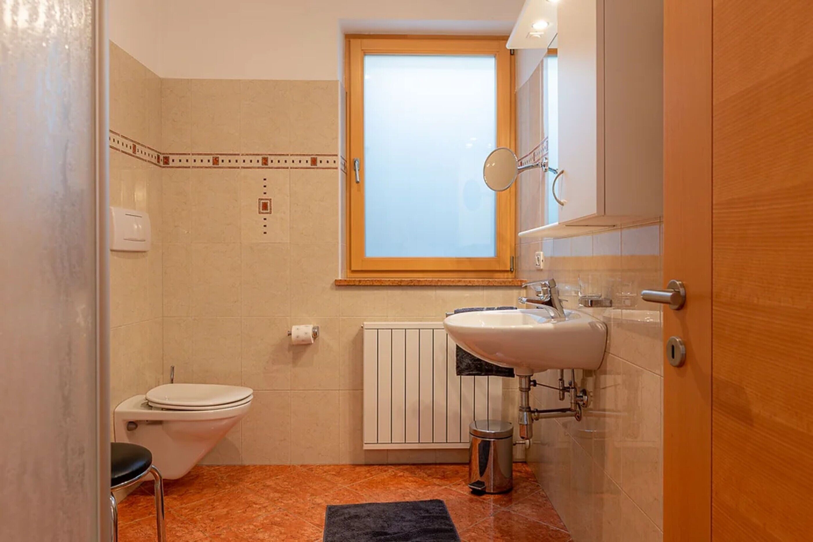 Regadera, secadora de cabello, toallas 