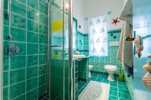 Shower, hair dryer, towels - Holiday Home 'Villa Tiziana' with Sea View, Wi-Fi and Air Conditioning (Costa Rei)