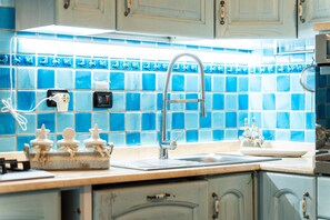 Fridge, microwave, oven, stovetop - Holiday Home 'Villa Tiziana' with Sea View, Wi-Fi and Air Conditioning (Costa Rei)