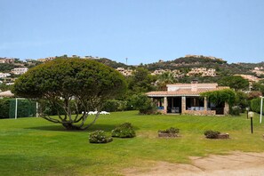 Property grounds - Holiday Home 'Villa Tiziana' with Sea View, Wi-Fi and Air Conditioning (Costa Rei)