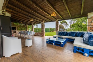 Outdoor dining - Holiday Home 'Villa Tiziana' with Sea View, Wi-Fi and Air Conditioning (Costa Rei)