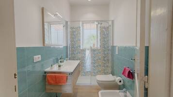 Dusche, Haartrockner, Bidet, Handtücher