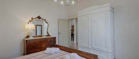 2 bedrooms, iron/ironing board, bed sheets