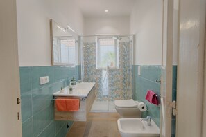 Shower, hair dryer, bidet, towels - GuestHost - Quiet 107 sqm apartment with independent entrance, perfect for 4 people, located on the ground floor of a renovated building (NOT suitable for disabled people). The apartment is located in Misiliscemi and boasts a splendid view of the Egadi i (Rilievo)