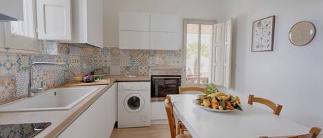 Kjøleskap, ovn, kokeplater og oppvaskmaskin