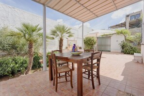 Outdoor dining - GuestHost - Quiet 107 sqm apartment with independent entrance, perfect for 4 people, located on the ground floor of a renovated building (NOT suitable for disabled people). The apartment is located in Misiliscemi and boasts a splendid view of the Egadi i (Rilievo)