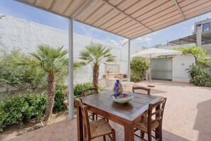 Outdoor dining - GuestHost - Quiet 107 sqm apartment with independent entrance, perfect for 4 people, located on the ground floor of a renovated building (NOT suitable for disabled people). The apartment is located in Misiliscemi and boasts a splendid view of the Egadi i (Rilievo)