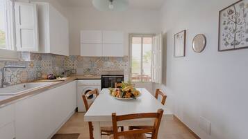 Frigorifero, forno, piano cottura, lavastoviglie