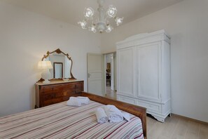 2 bedrooms, iron/ironing board, bed sheets