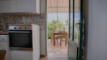 Frigorifero, forno, piano cottura, lavastoviglie