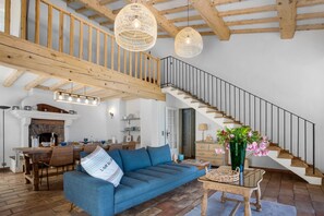 Een televisie en een tafeltennistafel