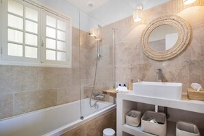 Douche, sèche-cheveux, serviettes fournies