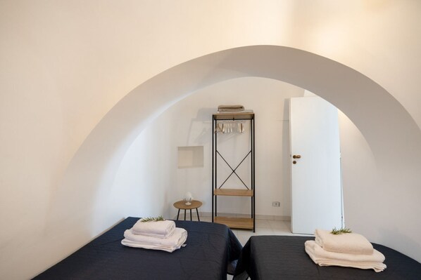 3 bedrooms, iron/ironing board, WiFi, bed sheets - GuestHost - Trullo Murgese - Peaceful Country Escape (Martina Franca)