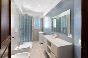 Ducha, secador de pelo y toallas