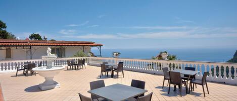 屋外ダイニングエリア