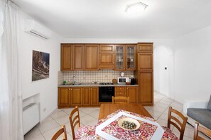 Een koelkast, een microgolfoven, een oven, een kookplaat
