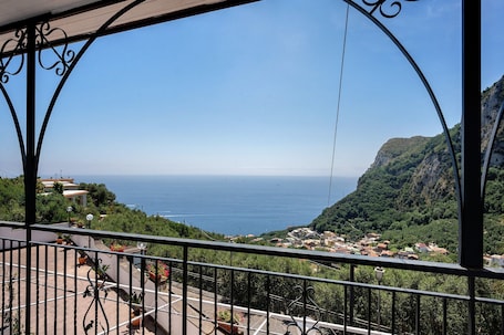 Property grounds. Apartment 'Appartamento Capri' with Sea View, Wi-Fi and Air Conditioning